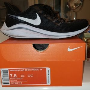 Nike women's tennis shoes.